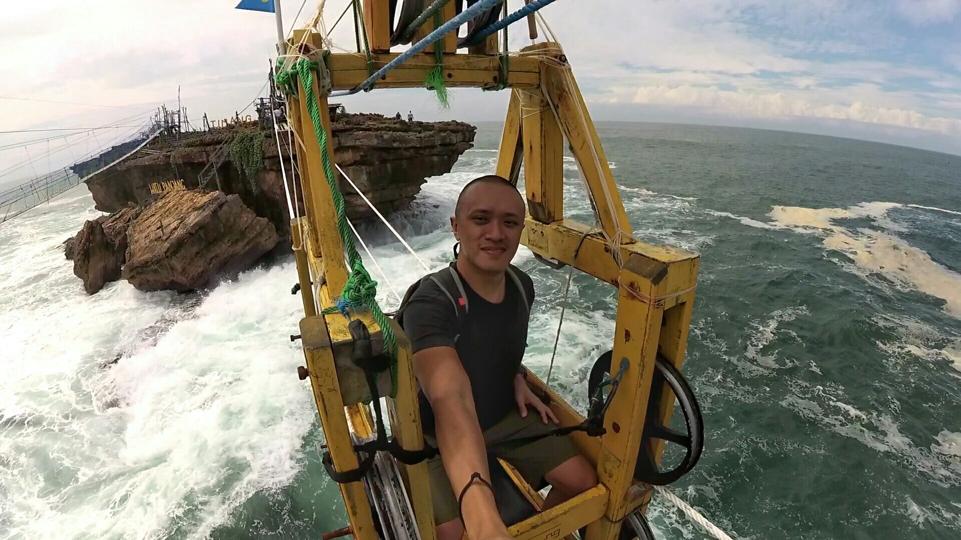 Uji Nyali dengan Gondola Pantai Timang